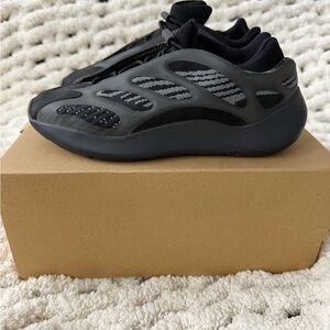 Adidas Yeezy 700 V3 (Size 3)